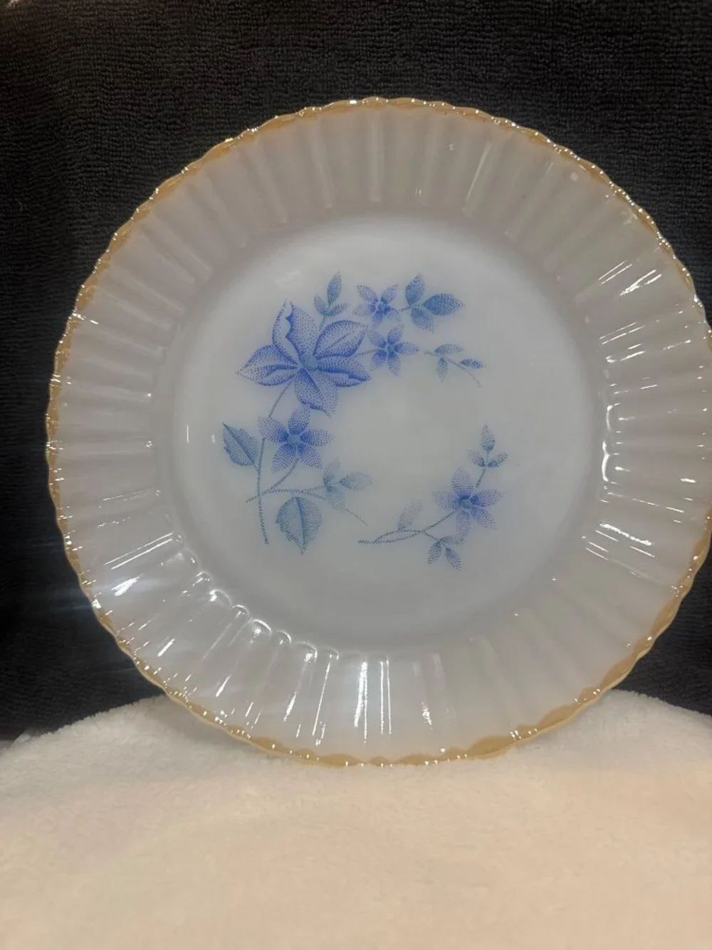 vintage Termocrisa Mexico milk glass plate (1) 9” 